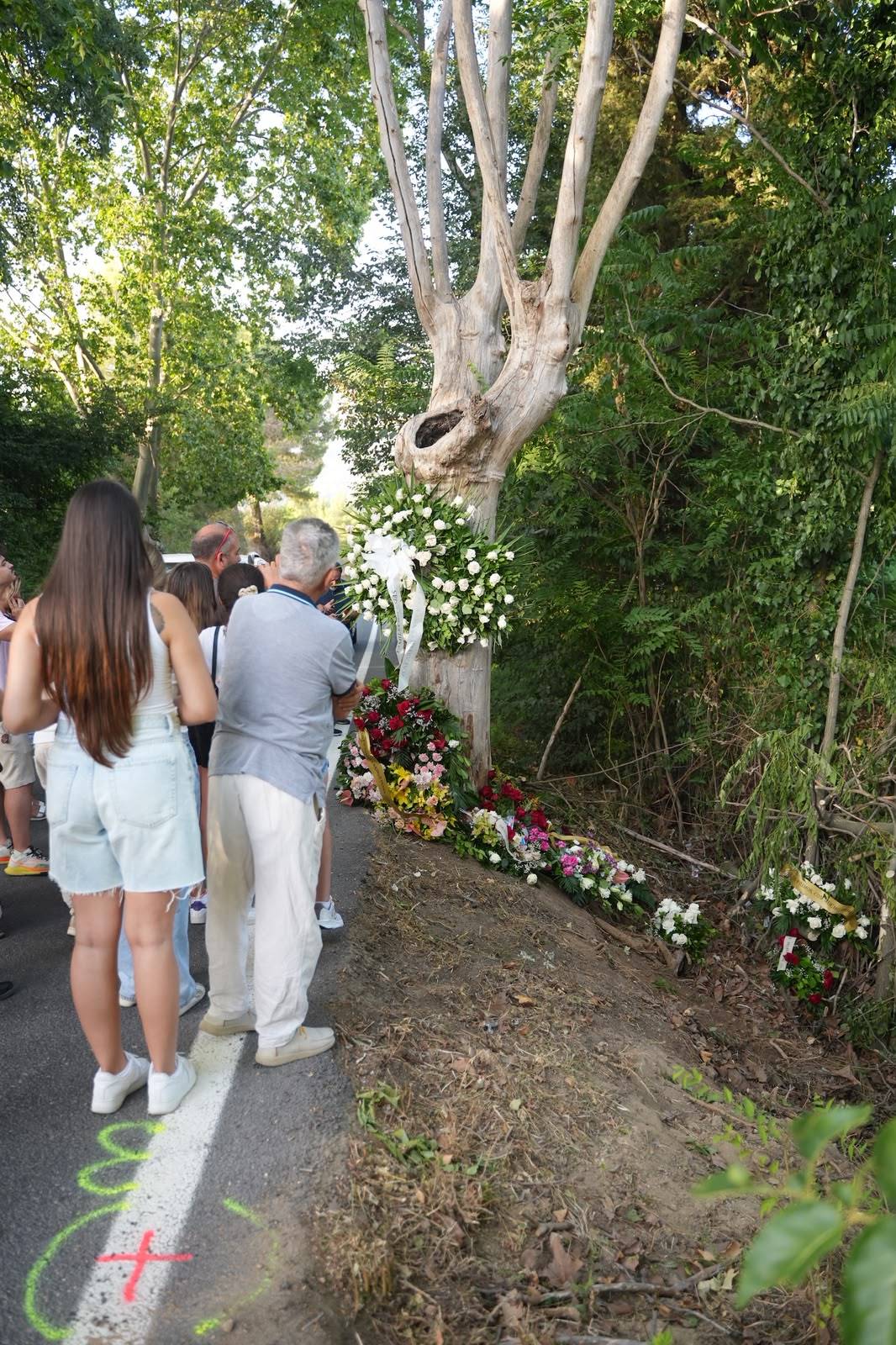 Familiars i amics s`acomiaden de l`Enzo al punt on va tenir l`accident mortal - David Chao Familiars i amics s`acomiaden de l`Enzo al punt on va tenir l`accident mortal