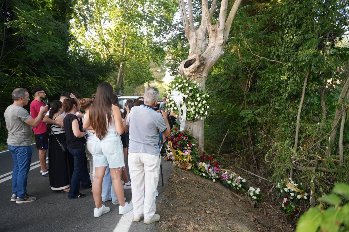Familiars i amics s`acomiaden de l`Enzo al punt on va tenir l`accident mortal - David Chao Familiars i amics s`acomiaden de l`Enzo al punt on va tenir l`accident mortal