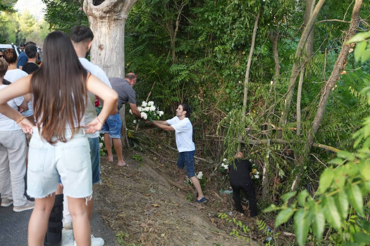 Familiars i amics s`acomiaden de l`Enzo al punt on va tenir l`accident mortal - David Chao Familiars i amics s`acomiaden de l`Enzo al punt on va tenir l`accident mortal