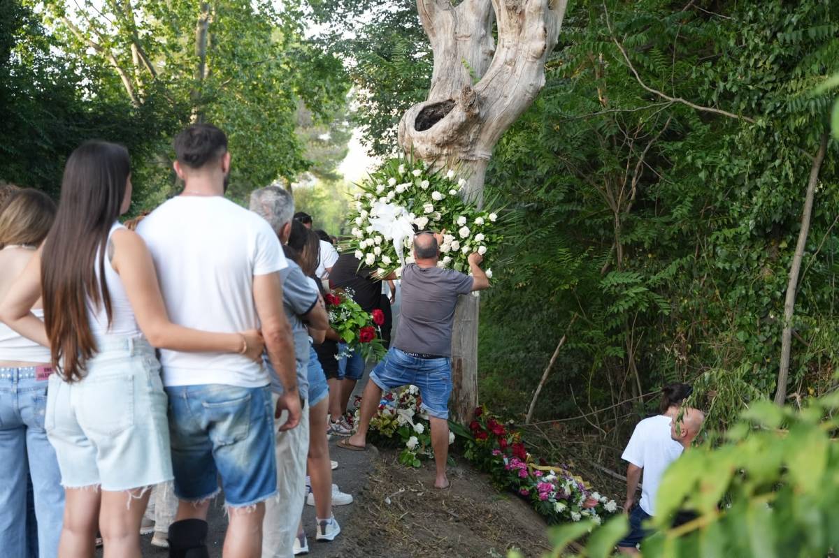 Familiars i amics s'acomiaden de l'Enzo amb un homenatge al punt de l'accident