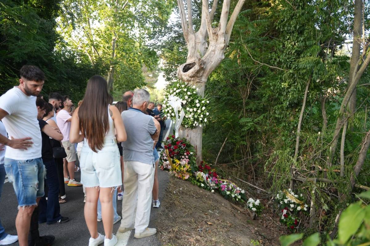 Familiars i amics s`acomiaden de l`Enzo al punt on va tenir l`accident mortal - David Chao Familiars i amics s`acomiaden de l`Enzo al punt on va tenir l`accident mortal