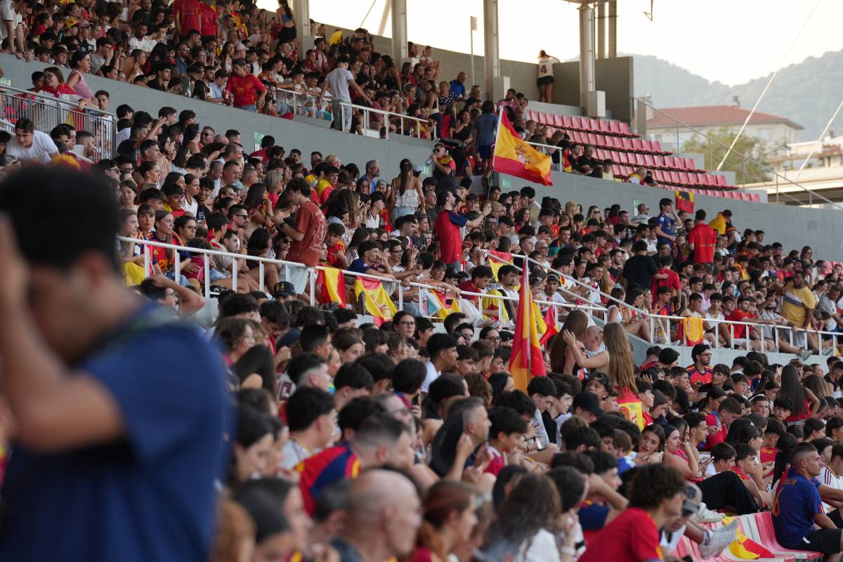 3.500 persones donant suport a la selecció espanyola a l'Estadi Olímpic - Alberto Tallón