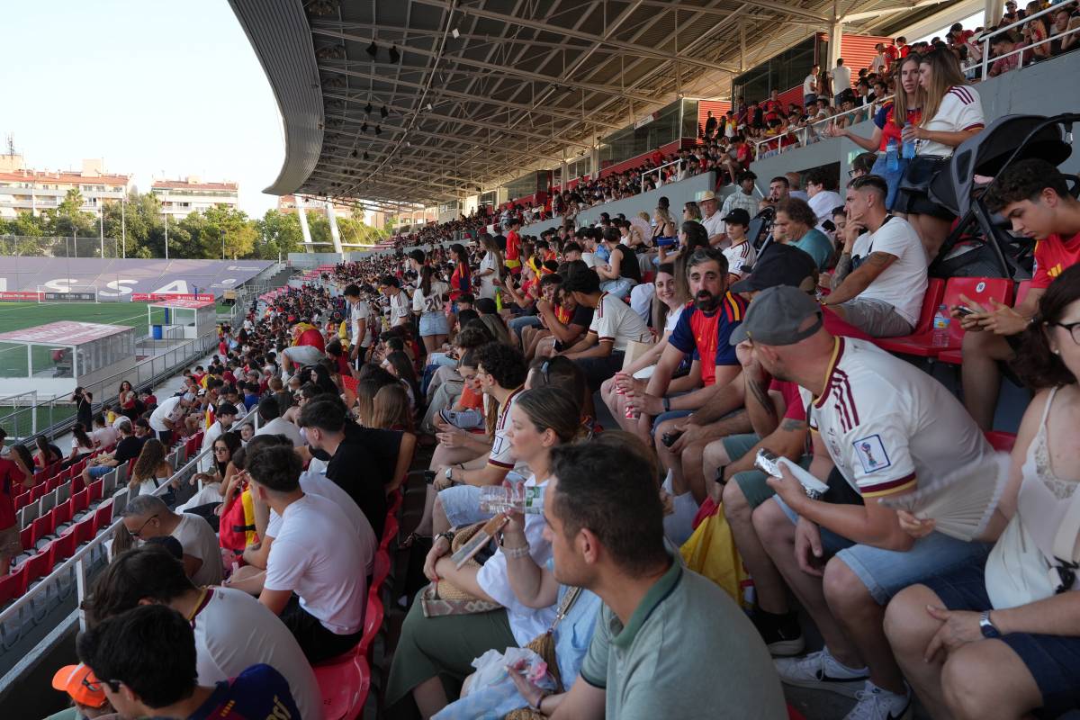3.500 persones donant suport a la selecció espanyola a l'Estadi Olímpic - Alberto Tallón