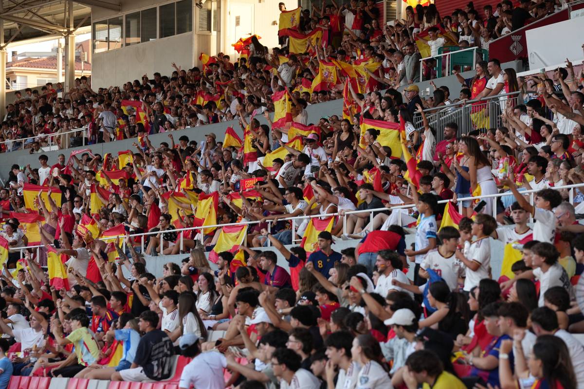 3.500 persones donant suport a la selecció espanyola a l'Estadi Olímpic - Alberto Tallón