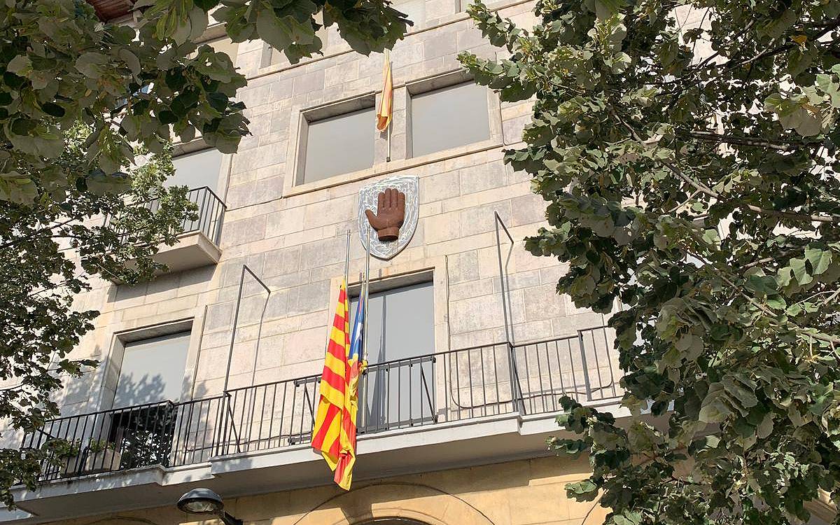 Manlleu ha decretat dos dies de dol oficial per la mort dels dos germans bessons d`11 anys ofegats al riu Ter. - Irene Giménez Manlleu ha decretat dos dies de dol oficial per la mort dels dos germans bessons d`11 anys ofegats al riu Ter.