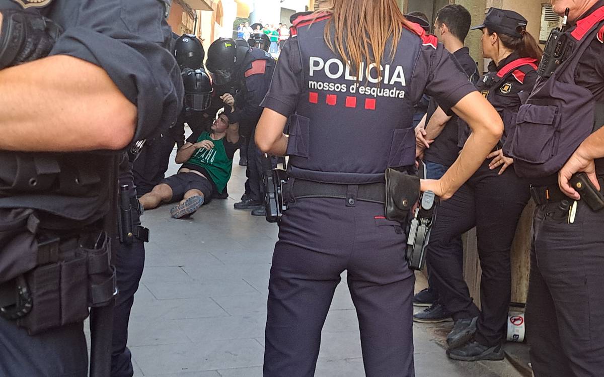 Un fort desplegament policial executa un desnonament al Barri Antic de Manresa