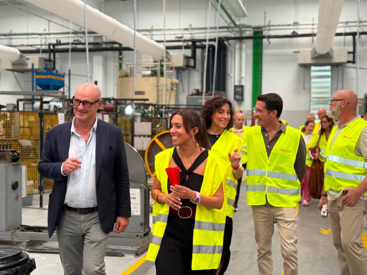En primer pla, Garriga i Farrés a la nova planta del Grupo Mikalor - CEDIDA