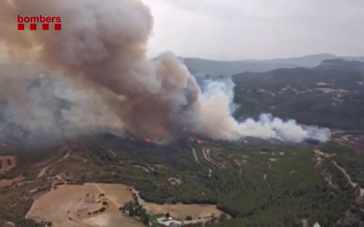 Els Bombers treballen en un nou incendi forestal a Sant Quirze Safaja