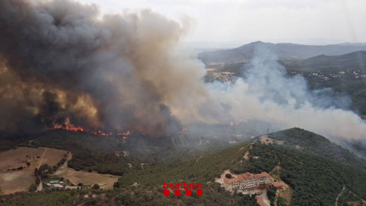L'incendi de Sant Quirze de Safaja avança amb intensitat