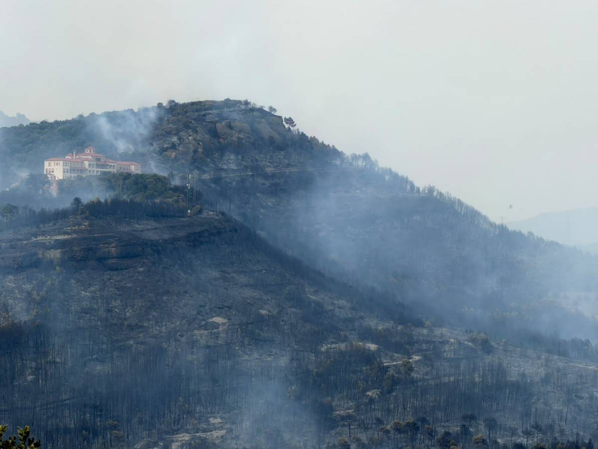 Evacuen un càmping i una casa de colònies per l'incendi de Sant Quirze Safaja