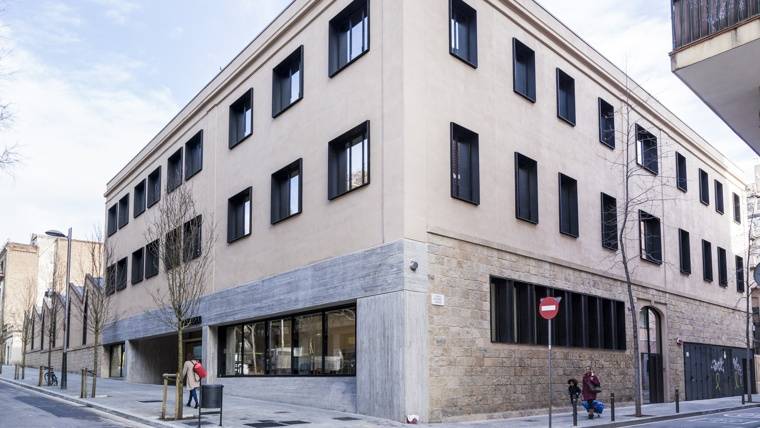 Barcelona cedirà deu cobertes municipals per accelerar la transició energètica de la ciutat