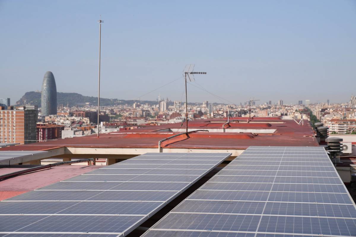 Barcelona cedirà deu cobertes municipals per crear comunitats energètiques