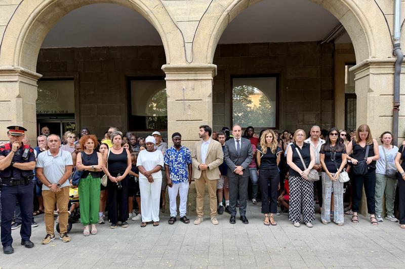 Manlleu recorda els dos germans bessons morts al riu Ter en un emotiu minut de silenci