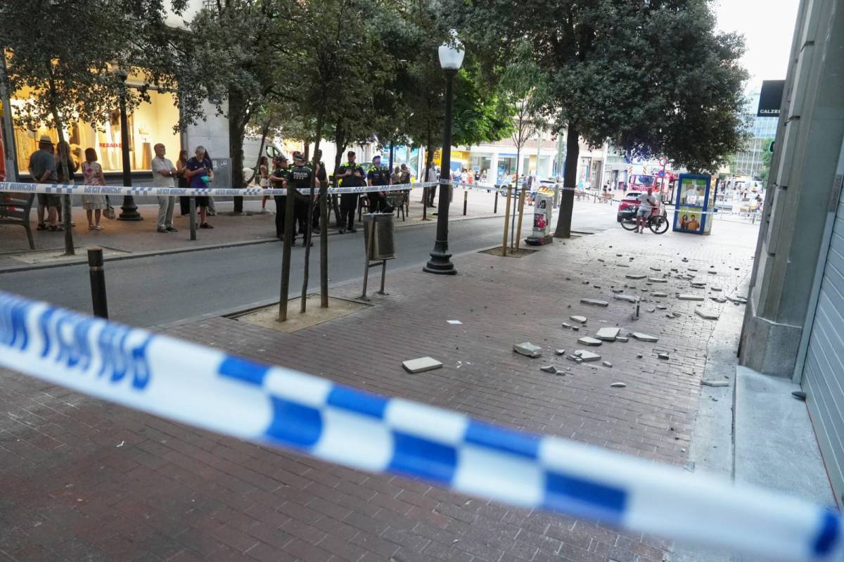 Ensurt al carrer Major: un despreniment en una façana deixa un ferit lleu