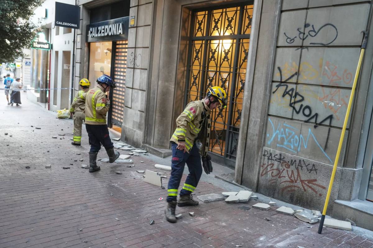 Bombers enretiren el material desprès - Nebridi Aróztegui