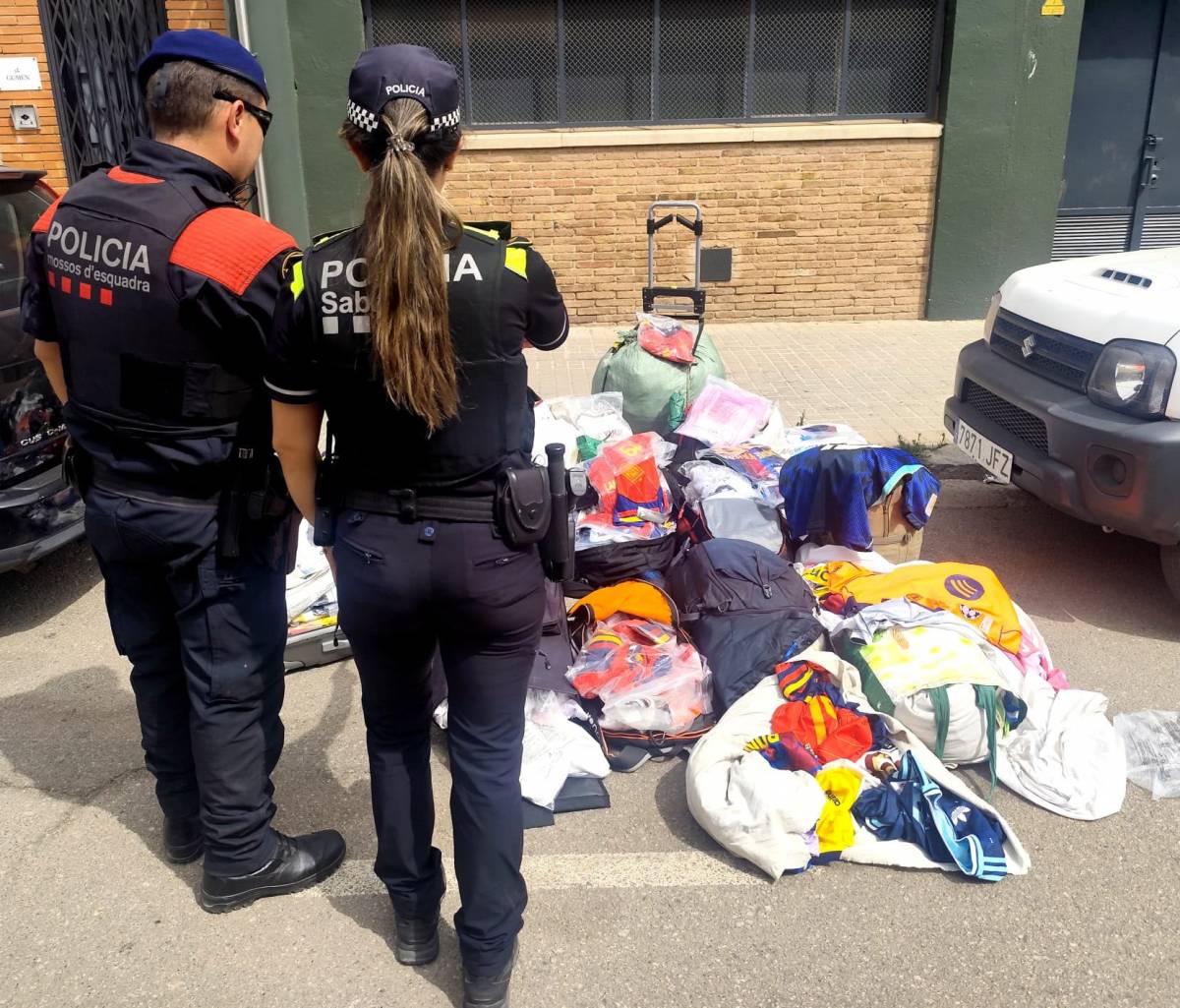 Intervenen més de 850 productes falsificats en un dispositiu al mercat ambulant de Sabadell
