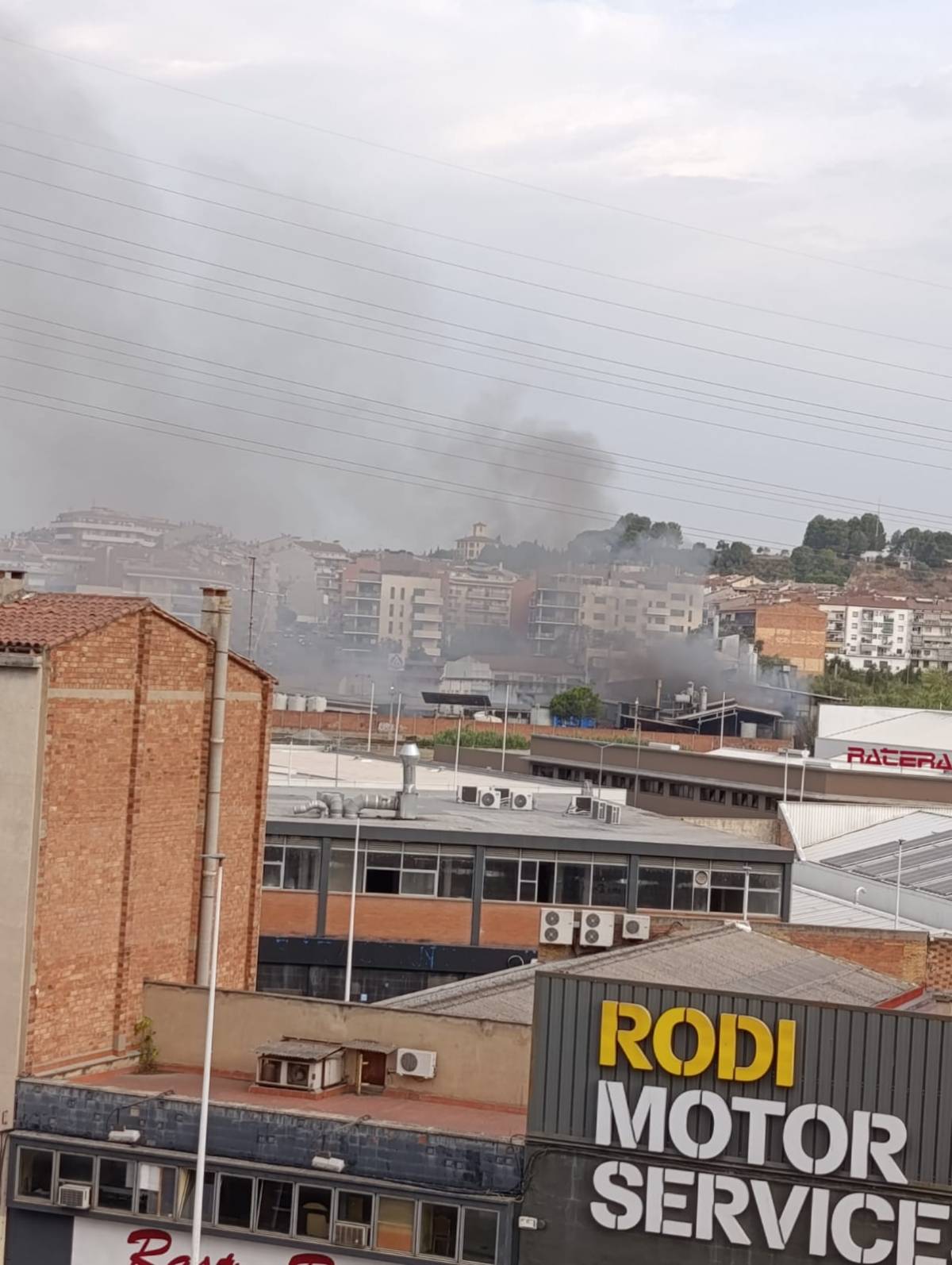 Un incendi a l'empresa de productes químics Lipmes obliga a confinar els veïns en un radi de 50 metres