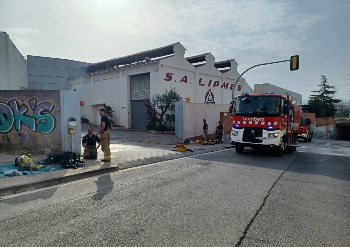 Extingit l'incendi a l'empresa de productes químics Lipmes de Manresa
