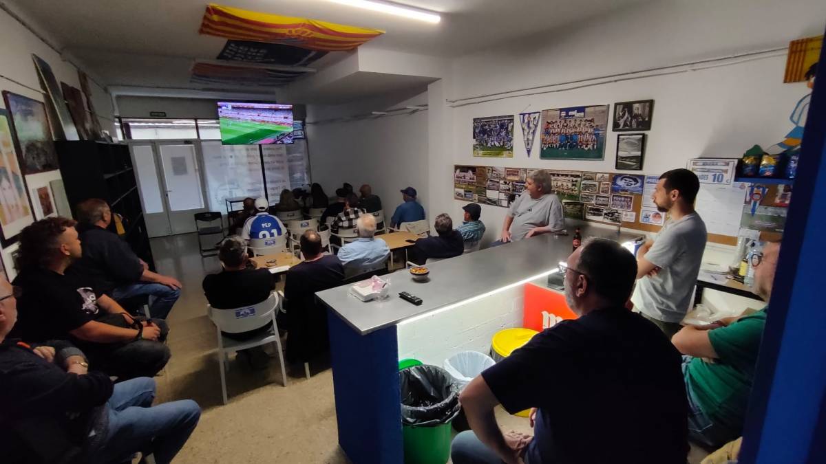 Socis de la Penya Blanc-Blava de Breda i de la Penya del Barça miren un partit plegats a la nova seu de l`Espanyol. - Cedida Socis de la Penya Blanc-Blava de Breda i de la Penya del Barça miren un partit plegats a la nova seu de l`Espanyol.