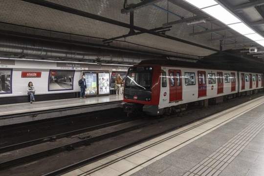 Un incendi a la catenària del metro obliga a desallotjar la parada de Glòries