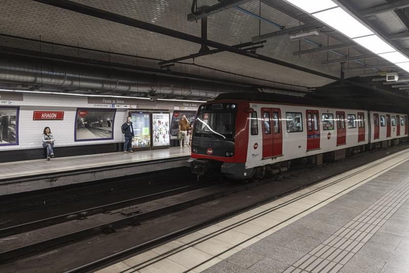 Un incendi a la catenària del metro obliga a desallotjar la parada de Glòries