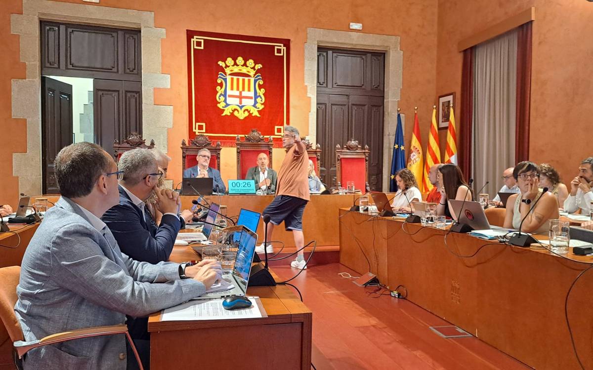 Un espontani interromp el ple de Manresa per reclamar ajuda per a una persona sense llar