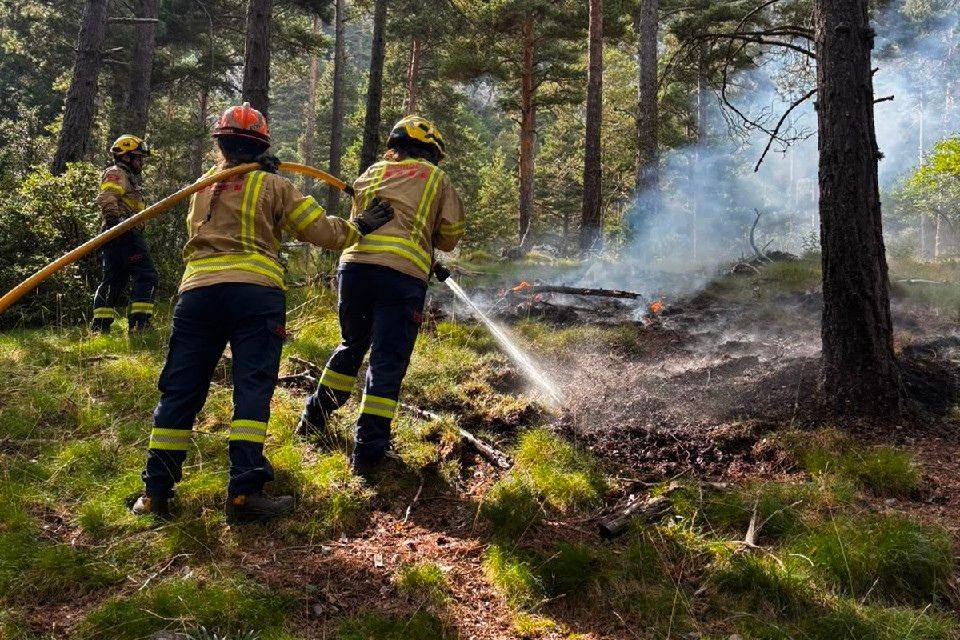 La Coma i la Pedra: els Bombers apaguen un incendi forestal originat per un llamp a prop de la C-462