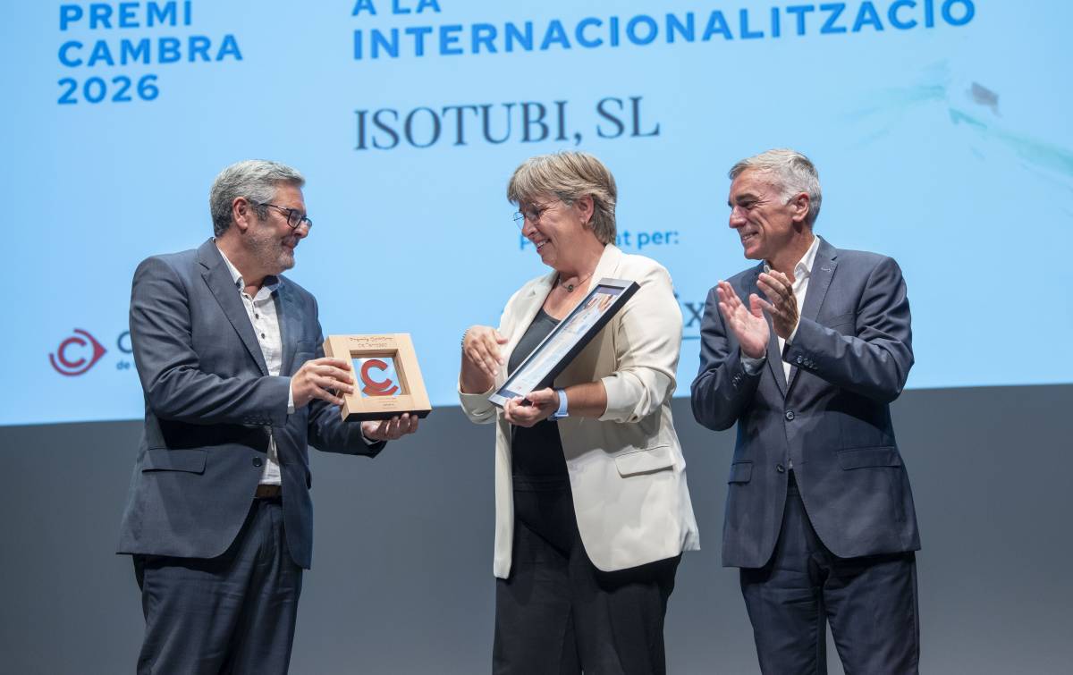 Juliana Dorn, directora comercial d’Isotubi, rep el reconeixement a la internacionalització - Alberto Tallón Juliana Dorn, directora comercial d’Isotubi, rep el reconeixement a la internacionalització