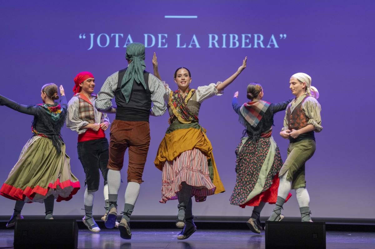 Una de les coreografies de l`Esbart Dansaire de Rubí - Alberto Tallón Una de les coreografies de l`Esbart Dansaire de Rubí