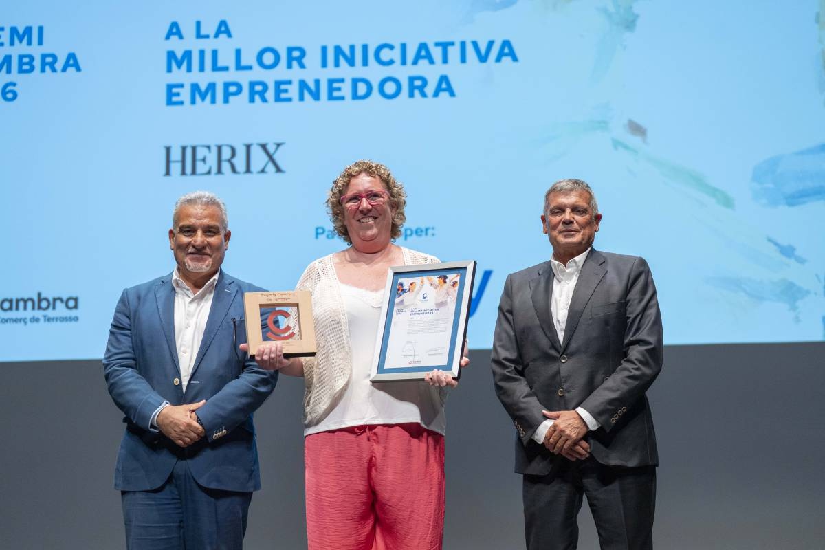 El lliurament del premi a la millor iniciativa emprenedora a Pilar Moreno, fundadora d’Herix - Alberto Tallón El lliurament del premi a la millor iniciativa emprenedora a Pilar Moreno, fundadora d’Herix