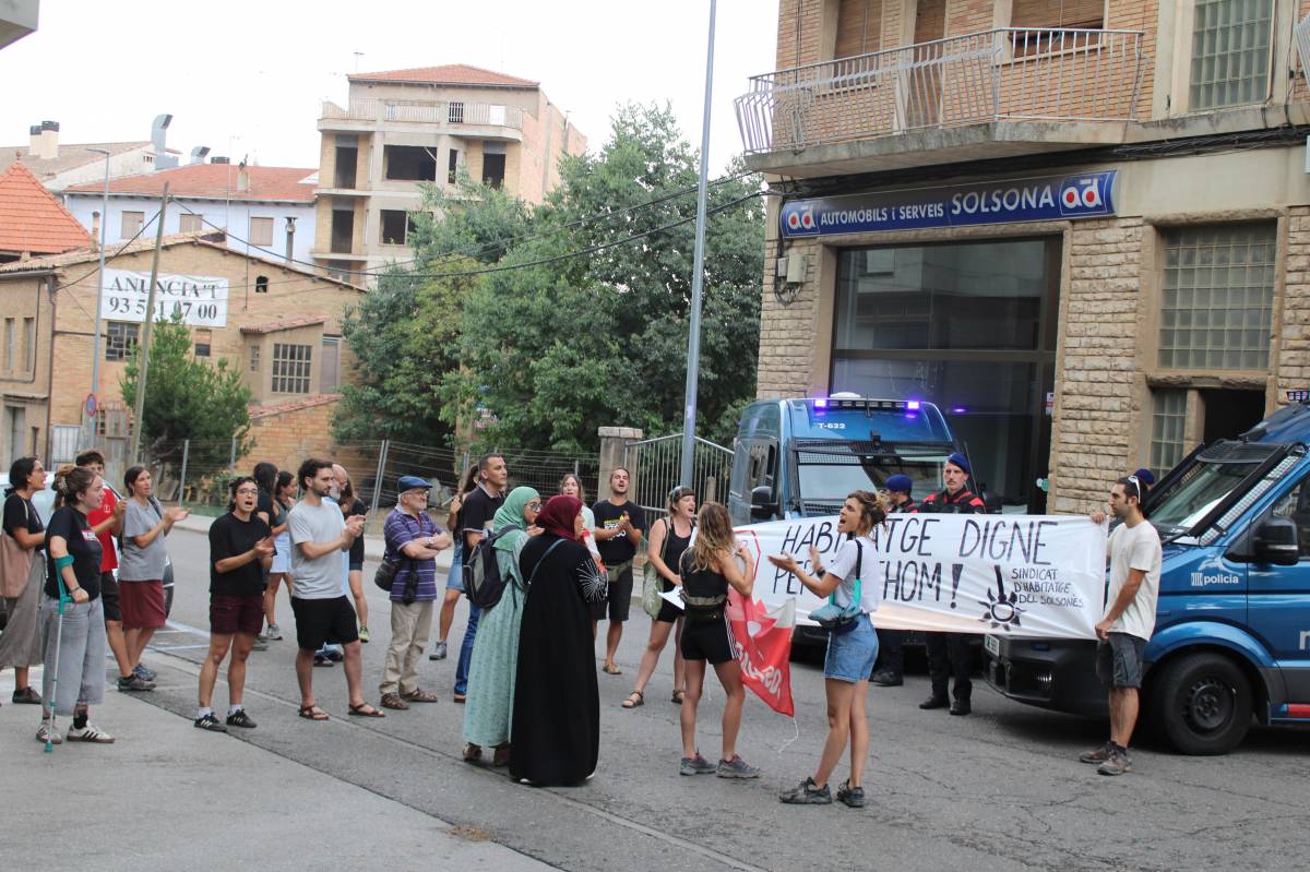 Intenten sense èxit frenar el desnonament d’una família a Solsona