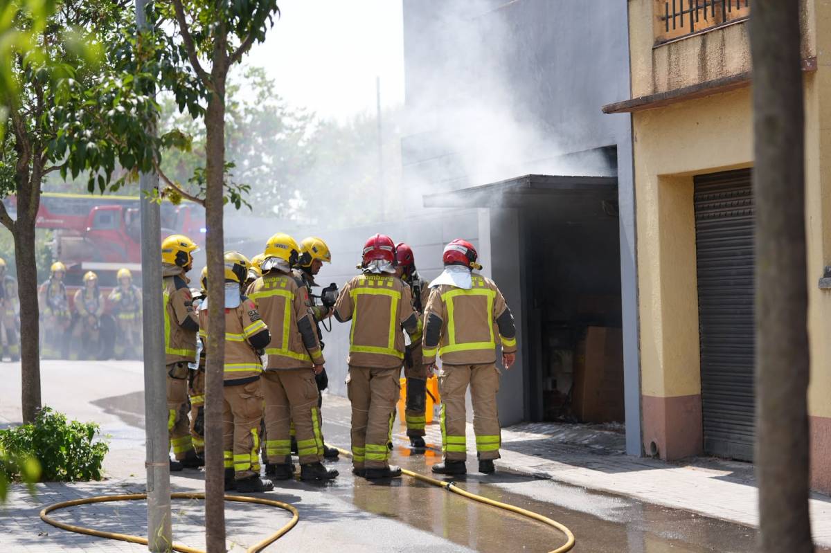 Intervenció dels Bombers de la Generaliltat a l`interior d`un pàrquing de Barberà del Vallès - David Chao Intervenció dels Bombers de la Generaliltat a l`interior d`un pàrquing de Barberà del Vallès