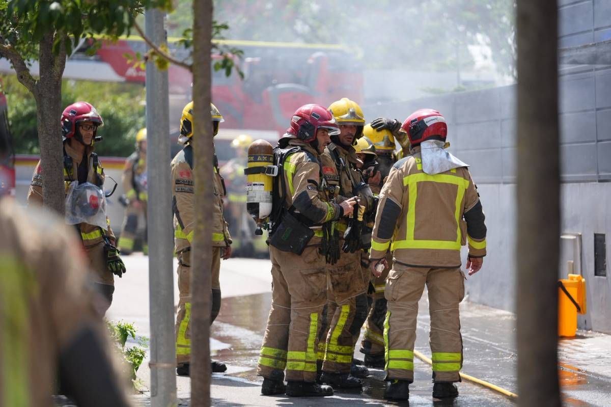 Intervenció dels Bombers de la Generaliltat a l`interior d`un pàrquing de Barberà del Vallès - David Chao Intervenció dels Bombers de la Generaliltat a l`interior d`un pàrquing de Barberà del Vallès