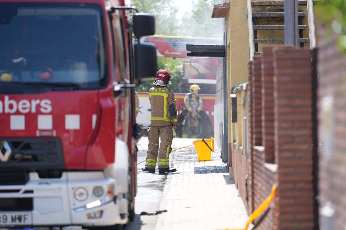 Intervenció dels Bombers de la Generaliltat a l`interior d`un pàrquing de Barberà del Vallès - David Chao Intervenció dels Bombers de la Generaliltat a l`interior d`un pàrquing de Barberà del Vallès