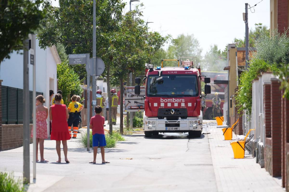 Intervenció dels Bombers de la Generaliltat a l`interior d`un pàrquing de Barberà del Vallès - David Chao Intervenció dels Bombers de la Generaliltat a l`interior d`un pàrquing de Barberà del Vallès