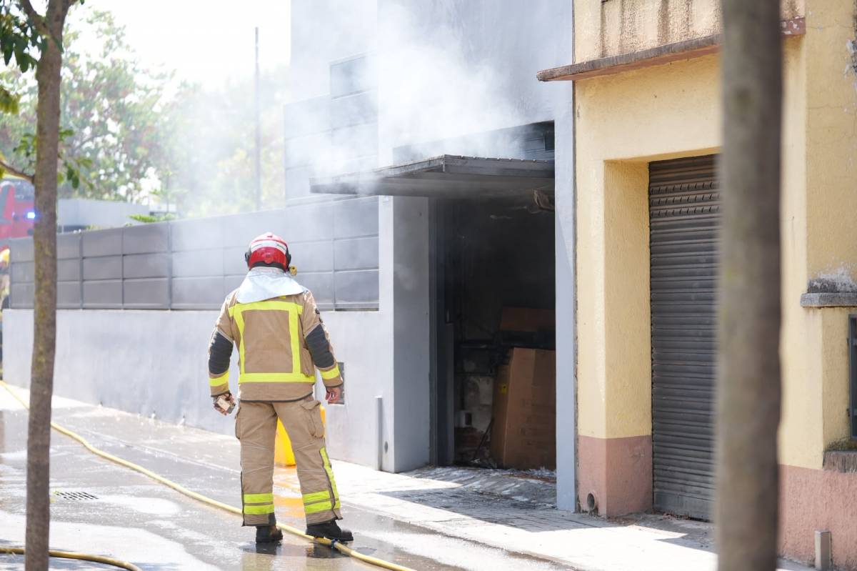 Intervenció dels Bombers de la Generaliltat a l`interior d`un pàrquing de Barberà del Vallès - David Chao Intervenció dels Bombers de la Generaliltat a l`interior d`un pàrquing de Barberà del Vallès