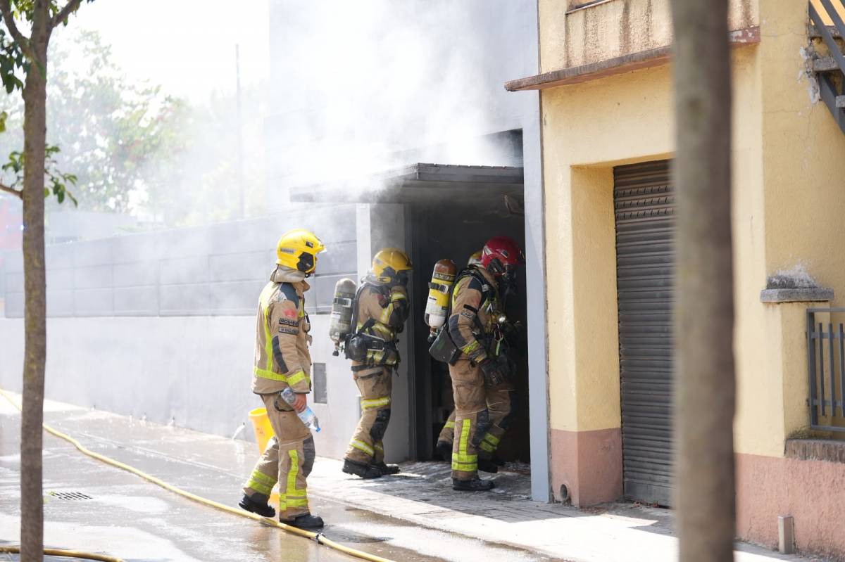 Intervenció dels Bombers de la Generaliltat a l`interior d`un pàrquing de Barberà del Vallès - David Chao Intervenció dels Bombers de la Generaliltat a l`interior d`un pàrquing de Barberà del Vallès