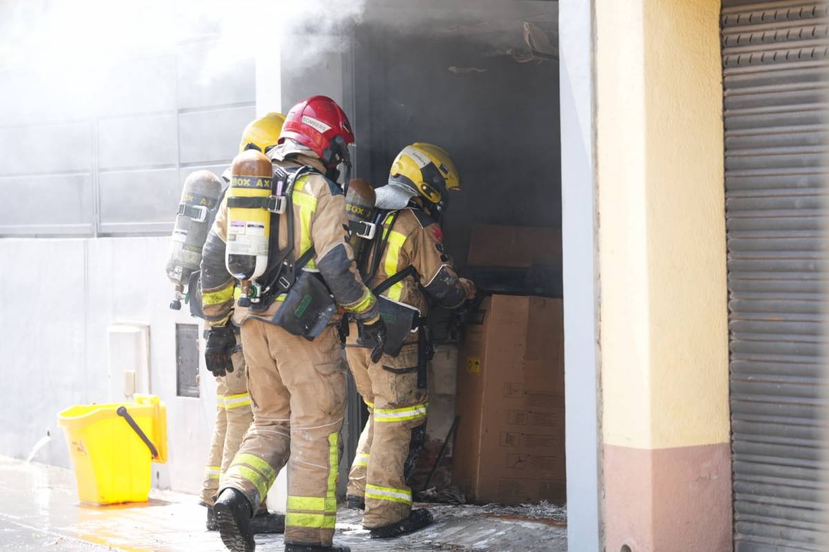 Intervenció dels Bombers de la Generaliltat a l`interior d`un pàrquing de Barberà del Vallès - David Chao Intervenció dels Bombers de la Generaliltat a l`interior d`un pàrquing de Barberà del Vallès