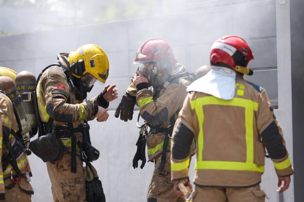Intervenció dels Bombers de la Generaliltat a l`interior d`un pàrquing de Barberà del Vallès - David Chao Intervenció dels Bombers de la Generaliltat a l`interior d`un pàrquing de Barberà del Vallès