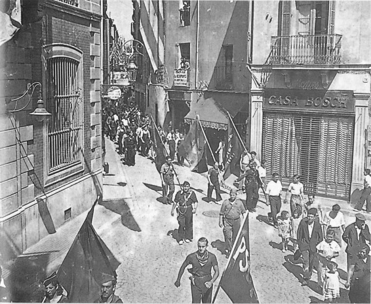 Milicians desfilant pel carrer de Sant Pere - M. Montserrat Arxiu Tobella Milicians desfilant pel carrer de Sant Pere