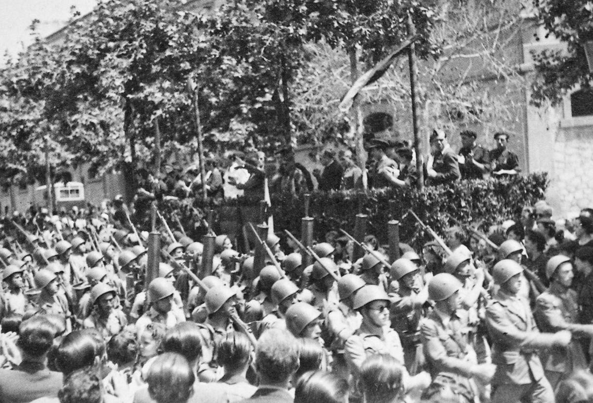 Desfilada de l’exèrcit franquista a la Rambla d’Ègara - Arxiu Tobella Desfilada de l’exèrcit franquista a la Rambla d’Ègara