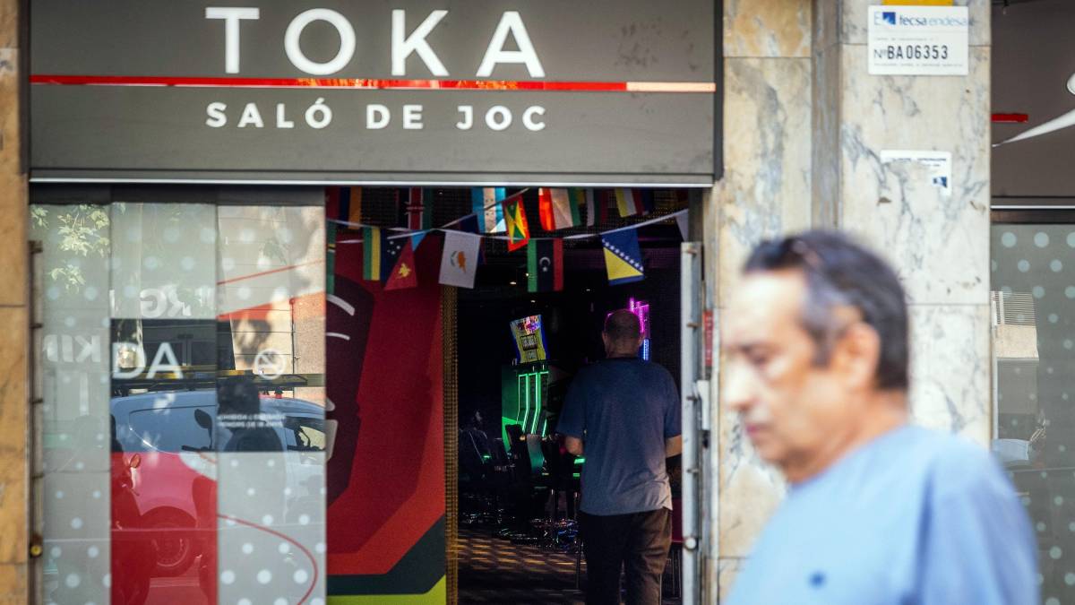 L'entrada a un saló de joc i apostes, a Gràcia - Hugo Fernández