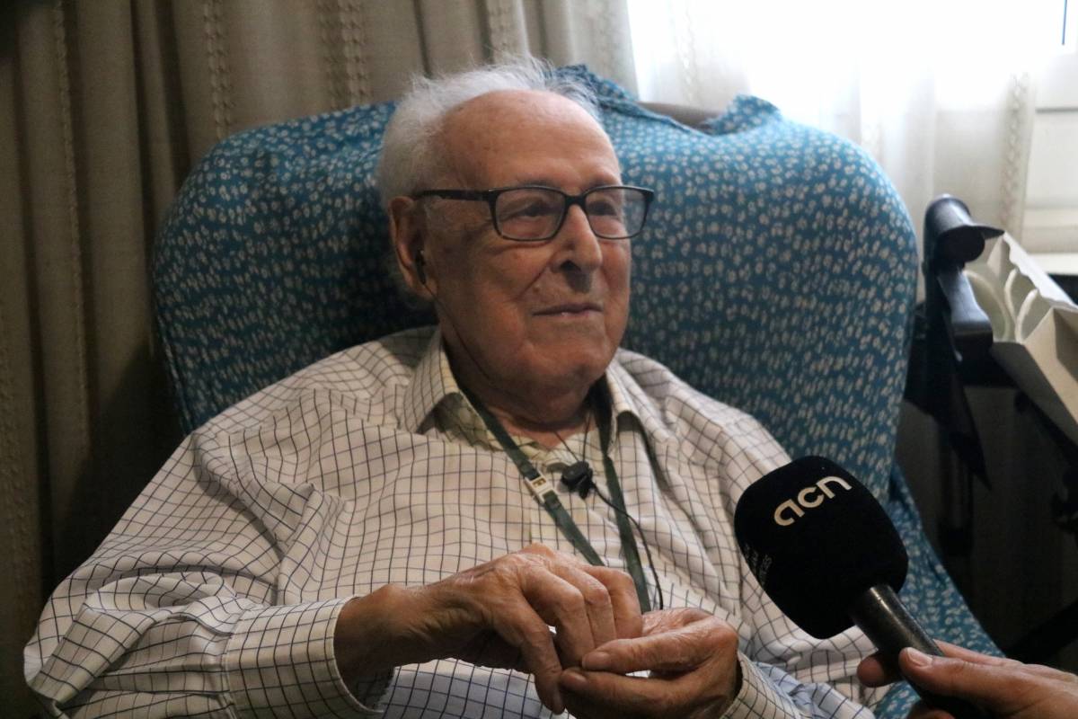 L`home més vell de Catalunya, Joan Escudé, durant una entrevista amb l`ACN - Guifré Jordan / ACN L`home més vell de Catalunya, Joan Escudé, durant una entrevista amb l`ACN