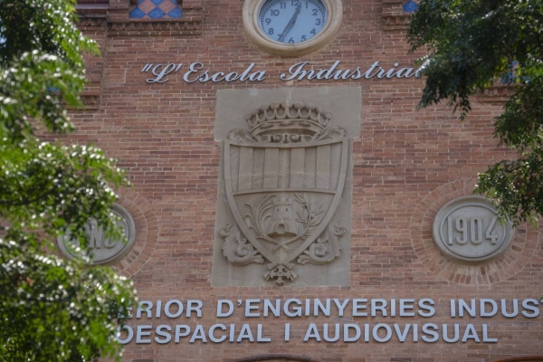 Saps on és... l’escut corporatiu a un edifi ci icònic