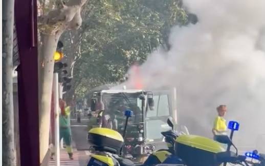 VÍDEO | Crema un vehicle de neteja enmig del carrer