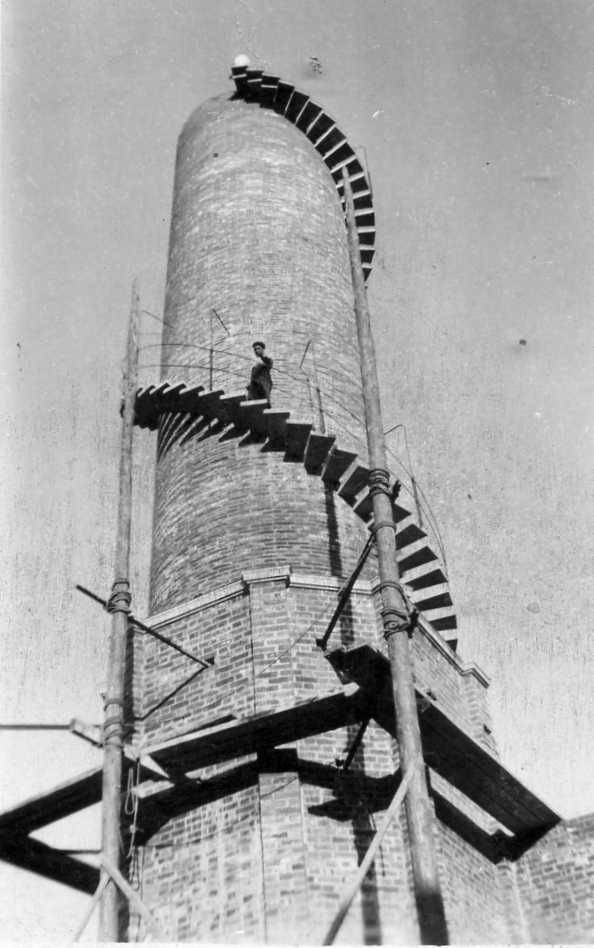 Fotografia antiga del moment de la construcció de la Xemeneia Almirall de Terrassa - Rosa M. Massana Fotografia antiga del moment de la construcció de la Xemeneia Almirall de Terrassa