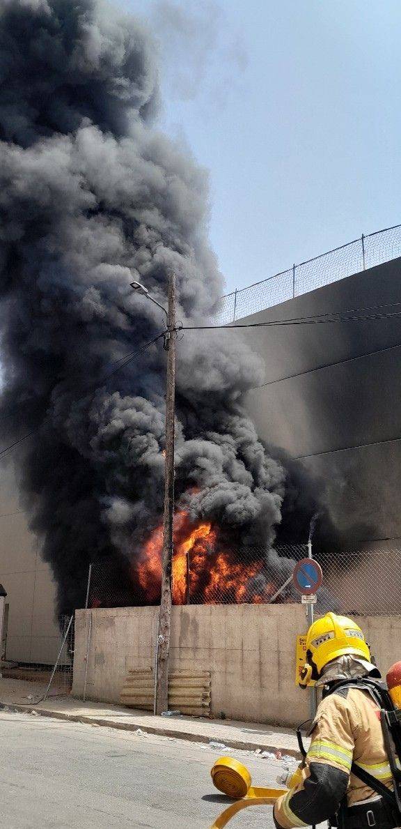 Extingit un incendi a l'exterior d'una nau industrial de Sant Boi de Llobregat
