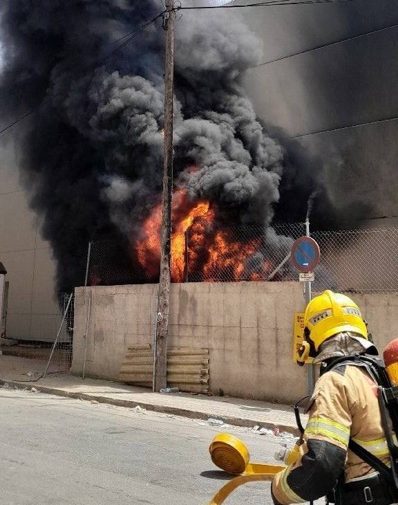 Extingit un incendi a l'exterior d'una nau industrial de Sant Boi de Llobregat