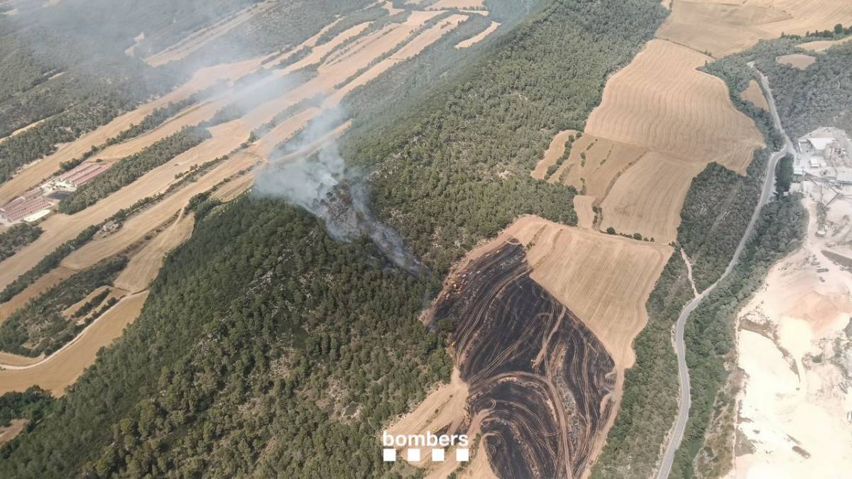 Els Bombers mobilitzen 23 dotacions per extingir un incendi a Pontils