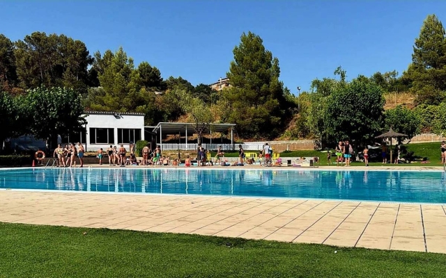 Castellbell busca a les càmeres els autors de les defecacions que han col·lapsat la piscina